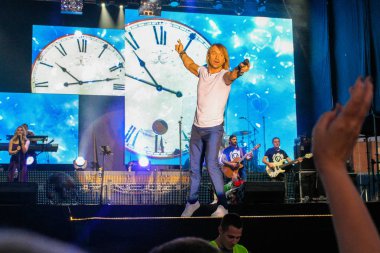 Poltava, Ukrayna - 9 Haziran 2018: Ukraynalı şarkıcı Oleg Vinnik sırasında sahnede performansta Oleksiy Butovsky Vorskla Stadyumu