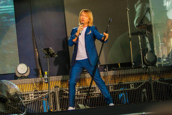 ПОЛТАВА, УКРАИНА - 9 июня 2018 года: Украинский певец Олег Винник во время выступления на сцене на стадионе "Алексей Бутовский Ворскла"
