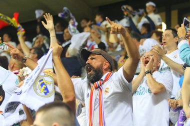 Tallinn, Estonya - 15 Ağustos 2018: İspanyol futbol maç sırasında 2018 Uefa Süper Kupası Real Madrid - A. Le Coq Arena Stadyumu'nda Atletico hayranları