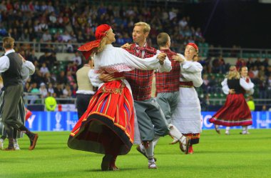 Tallinn, Estonya - 15 Ağustos 2018: Estonya Ulusal dansçılar maç sırasında 2018 Uefa Süper Kupası Real Madrid - Atletico A. Le Coq Arena Stadyumu'nda