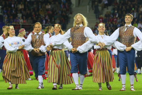Tallinn, Estonya - 15 Ağustos 2018: Estonya Ulusal dansçılar maç sırasında 2018 Uefa Süper Kupası Real Madrid - Atletico A. Le Coq Arena Stadyumu'nda