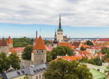 Tallinn, Ukrayna - şehrin eski kesiminde binaların