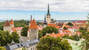 Tallinn, Ukrayna - şehrin eski kesiminde binaların