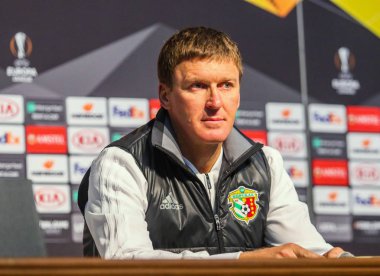 Poltava, Ukrayna - 3 Ekim 2018: Fc Vorskla Vasyl Sachko baş antrenör Vorskla Sporting Vorskla Stadyumu'nda Uefa Avrupa Ligi maçında arifesinde öncesi maç basın toplantısında