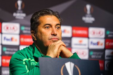 Poltava, Ukrayna - 3 Ekim 2018: Yöneticisi, Sporting Jose Peseiro Vorskla Sporting Vorskla, Uefa Avrupa Ligi maçında arifesinde öncesi maç basın toplantısında