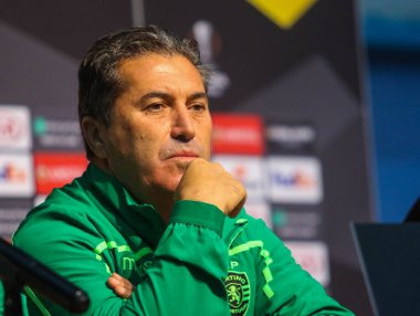 Poltava, Ukrayna - 3 Ekim 2018: Yöneticisi, Sporting Jose Peseiro Vorskla Sporting Vorskla, Uefa Avrupa Ligi maçında arifesinde öncesi maç basın toplantısında