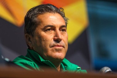 Poltava, Ukrayna - 3 Ekim 2018: Yöneticisi, Sporting Jose Peseiro Vorskla Sporting Vorskla, Uefa Avrupa Ligi maçında arifesinde öncesi maç basın toplantısında