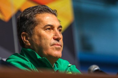 Poltava, Ukrayna - 3 Ekim 2018: Yöneticisi, Sporting Jose Peseiro Vorskla Sporting Vorskla, Uefa Avrupa Ligi maçında arifesinde öncesi maç basın toplantısında