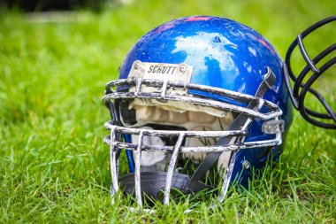 Amerikan futbolu oynamak için koruyucu kask