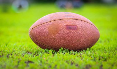 Poltava, Ukrayna 26 Mayıs 2019: Molodist Stadyumu'nda Poltava Panthers ile Dnipro United 2 arasında oynanan Ukrayna Amerikan Futbol Şampiyonası maçında Amerikan futbolu oynadığı için bir top