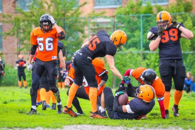 Poltava, Ukrayna 26 Mayıs 2019: Molodist Stadyumu'nda Poltava Panthers ve Dnipro United 2 arasında Ukrayna Amerikan Futbol Şampiyonası maçı sırasında Amerikalı futbolcular