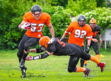 Poltava, Ukrayna 26 Mayıs 2019: Molodist Stadyumu'nda Poltava Panthers ve Dnipro United 2 arasında Ukrayna Amerikan Futbol Şampiyonası maçı sırasında Amerikalı futbolcular
