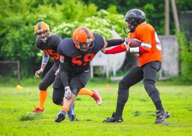 Poltava, Ukrayna 26 Mayıs 2019: Molodist Stadyumu'nda Poltava Panthers ve Dnipro United 2 arasında Ukrayna Amerikan Futbol Şampiyonası maçı sırasında Amerikalı futbolcular