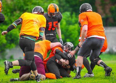 Poltava, Ukrayna 26 Mayıs 2019: Molodist Stadyumu'nda Poltava Panthers ve Dnipro United 2 arasında Ukrayna Amerikan Futbol Şampiyonası maçı sırasında Amerikalı futbolcular