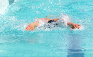 Adam güneşli havalarda havuza geliyor.