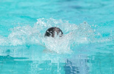 Adam güneşli havalarda havuza geliyor.