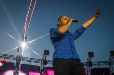 Poltava, Ukrayna 15 Haziran 2019: Ukraynalı şarkıcı Taras Topolia, Ukraynalı grup Antytila'nın Oleksiy Butovsky Vorskla Stadyumu'ndaki konseri sırasında