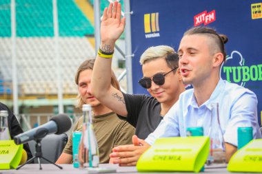 Poltava, Ukrayna 15 Haziran 2019: Ukraynalı şarkıcı ve söz yazarı Melovin, Ukraynalı grup Antytila'nın Oleksiy Butovsky Vorskla Stadyumu'ndaki konseri sırasında