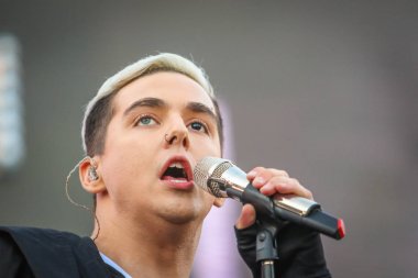 Poltava, Ukrayna 15 Haziran 2019: Ukraynalı şarkıcı ve söz yazarı Melovin, Ukraynalı grup Antytila'nın Oleksiy Butovsky Vorskla Stadyumu'ndaki konseri sırasında