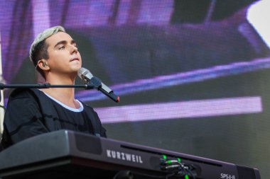 Poltava, Ukrayna 15 Haziran 2019: Ukraynalı şarkıcı ve söz yazarı Melovin, Ukraynalı grup Antytila'nın Oleksiy Butovsky Vorskla Stadyumu'ndaki konseri sırasında