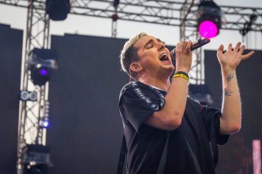 Poltava, Ukrayna 15 Haziran 2019: Ukraynalı şarkıcı ve söz yazarı Melovin, Ukraynalı grup Antytila'nın Oleksiy Butovsky Vorskla Stadyumu'ndaki konseri sırasında