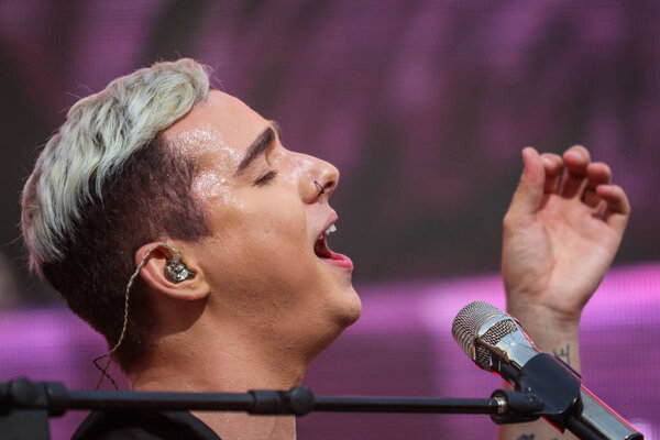 ПОЛТАВА, УКРАИНА 15 ИЮНЯ 2019: Украинский певец и автор песен Меловин во время концерта украинской группы Antytila на стадионе "Алексей Бутовский Ворскла"
