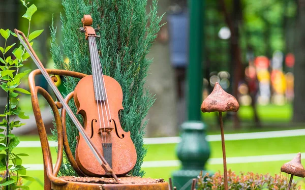 Металева Статуетка Вигляді Скрипки Парку — стокове фото