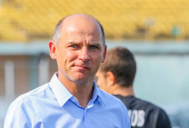 Poltava, Ukrayna-28 Temmuz 2019: Oleksiy Butovsky Vorskla stadyumunda Ukraynalı futbol Şampiyonası Vorskla-zorya maçında zorya Luhansk Viktor Skrypnykin baş koçu