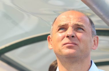 Poltava, Ukrayna-28 Temmuz 2019: Oleksiy Butovsky Vorskla stadyumunda Ukraynalı futbol Şampiyonası Vorskla-zorya maçında zorya Luhansk Viktor Skrypnykin baş koçu