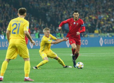 Kyiv, Ukrayna - 14 Ekim 2019: Portekizli profesyonel futbolcu Cristiano Ronaldo Avrupa-2020 Ukrayna - Portekiz Olimpiyat Stadyumu 'nda oynanan ön eleme maçında