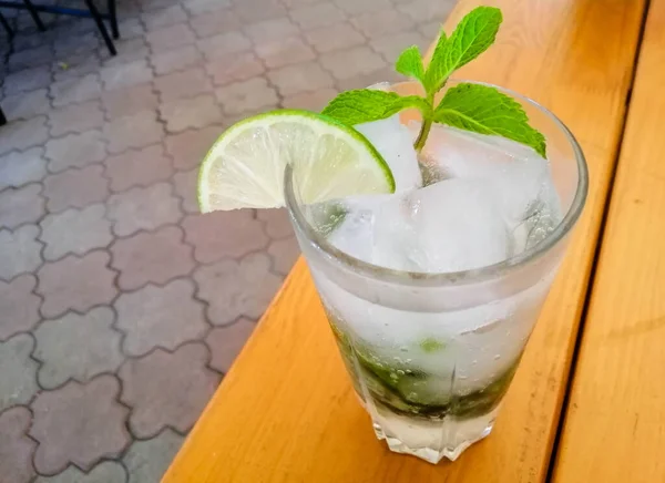 Ahşap Bir Restoran Masasında Bardakta Mojito Kokteyli — Stok fotoğraf