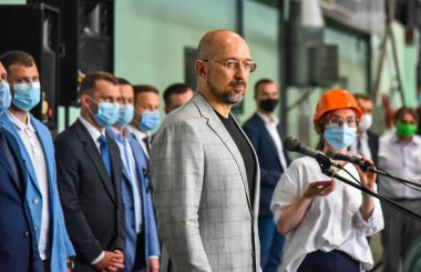 KREMENCHUG, UKRAINE - 28 Temmuz 2020: Ukrayna Başbakanı Denys Shmyhal otomobil üretim tesisine yaptığı ziyarette