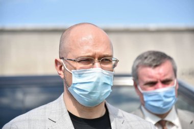 KREMENCHUG, UKRAINE - 28 Temmuz 2020: Ukrayna Başbakanı Denys Shmyhal otomobil üretim tesisine yaptığı ziyarette
