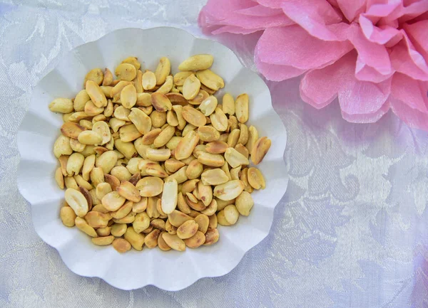 Peanuts Cardboard Bowl Table — Stock Photo, Image