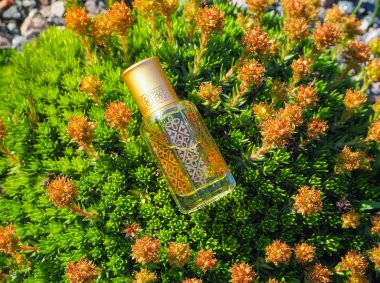 Doğal bir arka planda mini şişeler Arap Oud Attar parfüm veya Agarwood yağ kokuları.