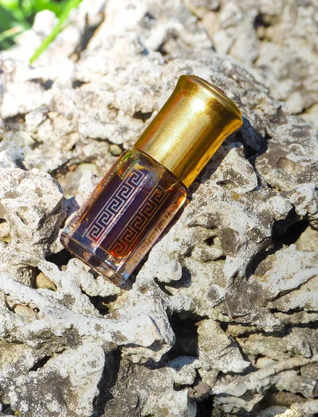 Arabian oud attar perfum lub agarwood oleju zapachy w mini butelka. — Zdjęcie stockowe