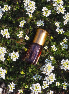 Doğal yağ gevşeme ve mutluluk için. Geleneksel Arapça tütsü. 