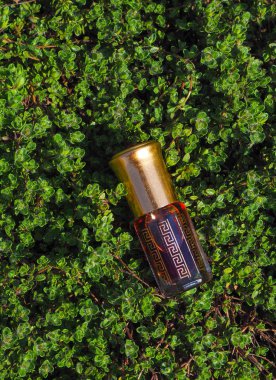 Doğal yağ gevşeme ve mutluluk için. Geleneksel Arapça tütsü. 