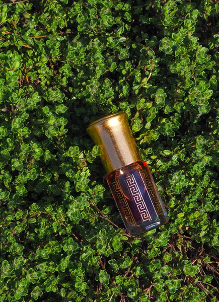 Doğal yağ gevşeme ve mutluluk için. Geleneksel Arapça tütsü. 