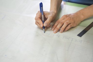 Düzenleri izleme kağıt üzerine çizim. Terzi iş.