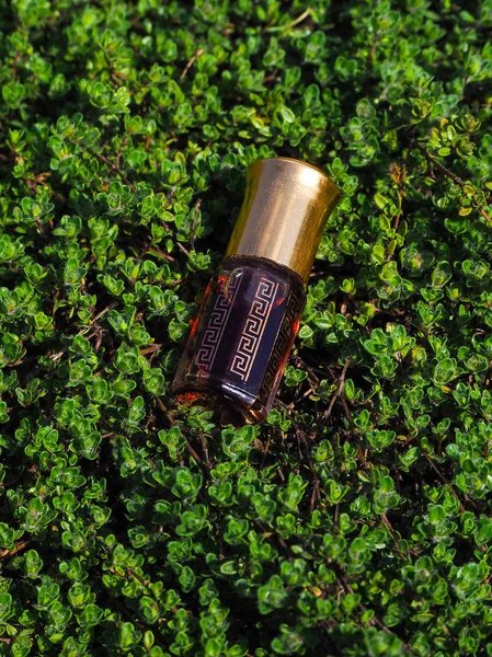 Doğal yağ gevşeme ve mutluluk için. Geleneksel Arapça tütsü