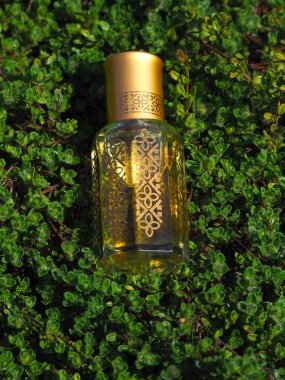 Doğal yağ gevşeme ve mutluluk için. Geleneksel Arapça tütsü