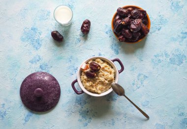 Yulaf ezmesi süt ve tarihleri. Sağlıklı doğal gıda. Ramazan menüsü.