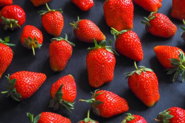 Siyah masada çilek deseni.