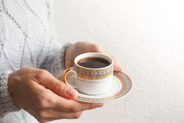 Чашка черного кофе в руках белой стены . — стоковое фото