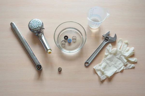 洗浄液を使用して自宅でクレーンのフィルターにあらいのクリーニング。酢エッチングあらい. — ストック写真