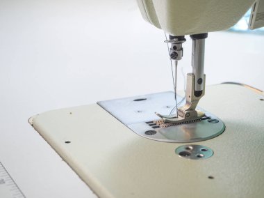 Dikiş ayağı Kapitone Dikiş makineleri. İş yerinde dikiş makinesi.