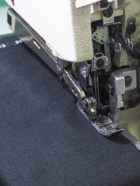 Dikiş ayağı Kapitone Dikiş makineleri. İş yerinde dikiş makinesi.