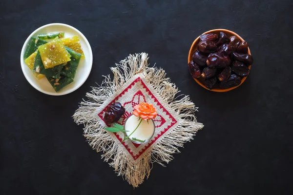 Молоко и финики на черном столе. Сладкая еда для Рамадана . — стоковое фото