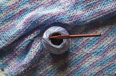 Tığ işi kumaş çok renkli mikrofiber yapılmış. Melanj iplik.